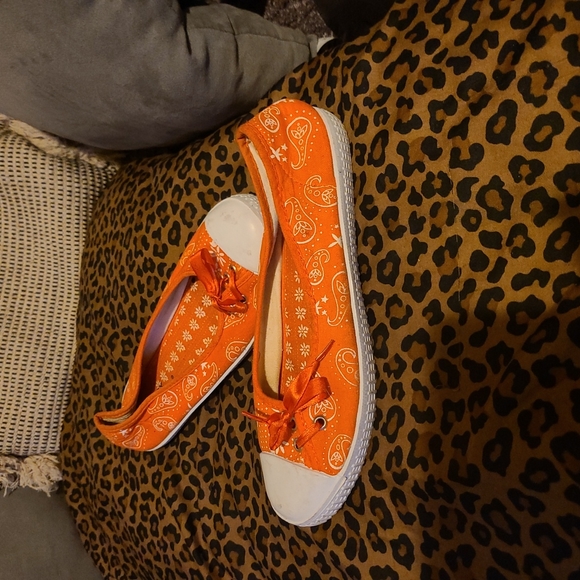 max collection orange w/white paisley sneakers - Picture 2 of 3